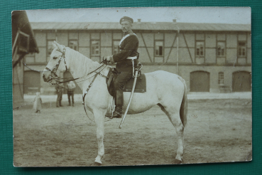 AK Fürth / 1906 / Foto Karte / Reiter Kavallerie Uniform Säbel / Kaserne / Pferd